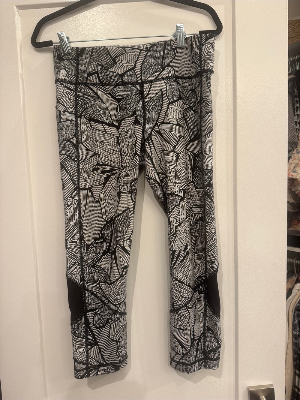 Lulu Lemon Black & White Abstract Print Capri Leggings